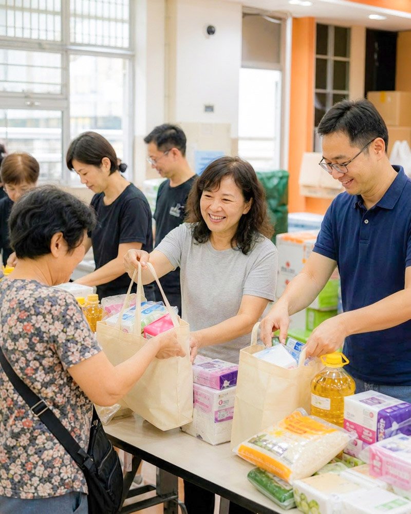 香港慈善團體義工派發生活物資給街坊